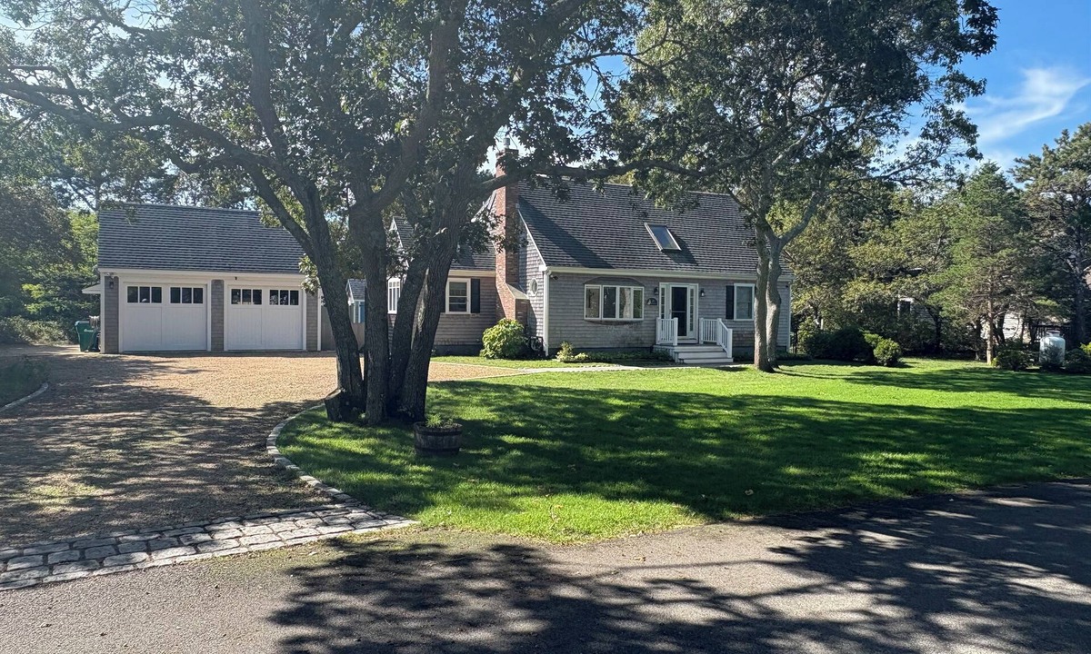 Katama House | Recently renovated 4 Bedroom Home in Edgartown. 2 miles to South Beach