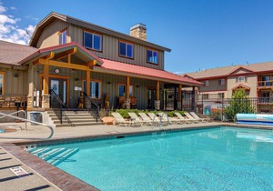 High-end mountain condo near town with hot tub, pool & fitness room in Park City