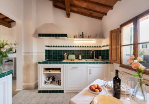 The apartment consists of a double bedroom, a comfortable living room with a sofa, a kitchen furnished in the Florentine style and equipped with all necessary utensils, and a bathroom. The apartment was recently renovated. in Firenze