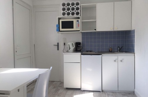 Seignosse Apartment | AIR-CONDITIONED STUDIO in Seignosse/Swimming pool, garden