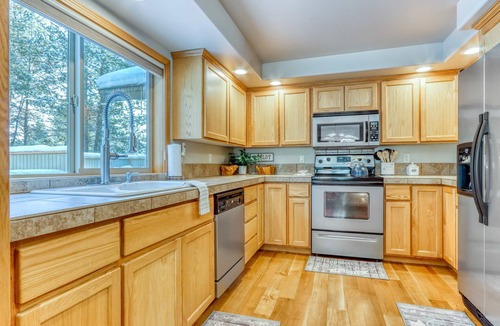 Three Rivers House | Lovely home near town with private hot tub, scenic deck, W&D, & chic decor