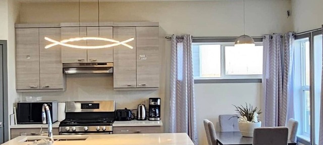 $0 Cleaning Fee | Huge 4BR Westside Oasis | Close to UofL & YMCA | Room for 9 in Lethbridge
