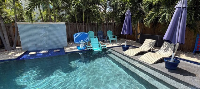 150 Steps to the Ocean! Salt water pool! in Fort Lauderdale
