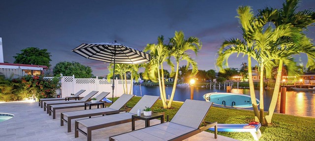 796 | Waterfront | Sleeps 10 | Heated Pool |Tiki Hut |Fire Pit |by DelrayNightly in Delray Beach