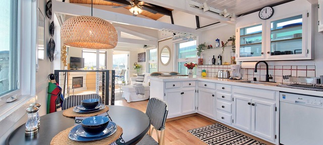 Absolutely Adorable 2-bedroom house boat in Deep Water with Amazing Bay View! in Sausalito