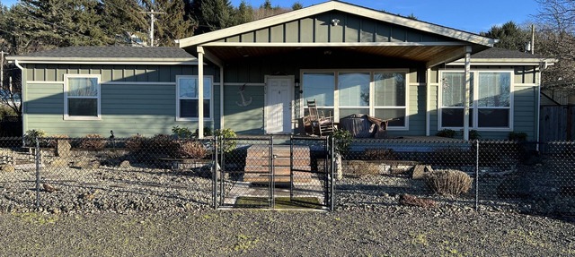 Amazing home located in Winchester bay at Salmon Harbor in Winchester Bay