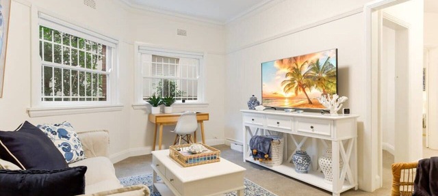 Art Deco Apartment Meters Away From The Beach in Manly