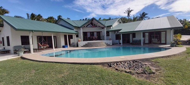 Asbolute oceanfront luxury villa and swimming pool in Nakorokula