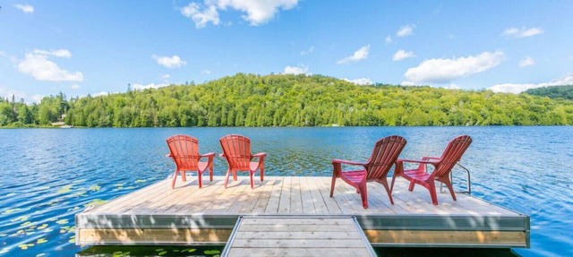 Avec son quai privé sur le lac in Saint-Adolphe-d`Howard