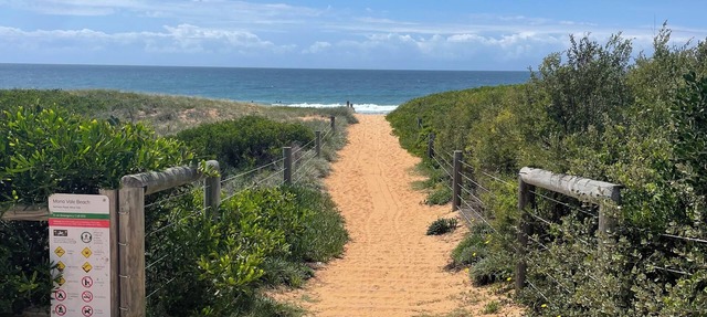 Beachside townhouse at Mona Vale beach, spacious and modern , footsteps to beach in Mona Vale