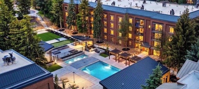 BEST LOCATION Main St Ski Lift Heated Pool Hot Tub Free Parking Family Sleeps 8 in Park City