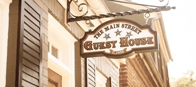 Charming Cottage on Main St. in Historic St. Charles! Jetted Tub, 2 Fireplaces! in St. Charles