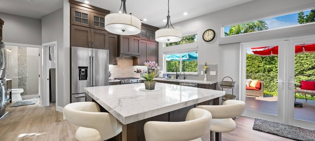 Coastal Escape: 2BR/2B w/King En-suite + Balcony Views, Deck, BBQ in Oceanside