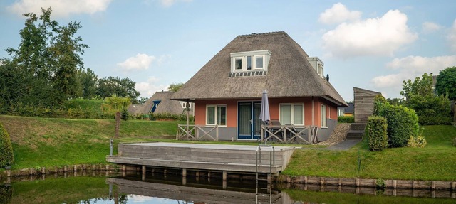 Comfortable Waterfront Park Retreat in Midlaren