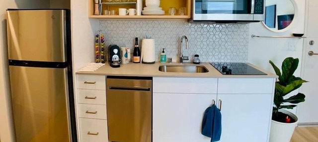 Corner unit studio with natural light and premium amenities for a very comfortable quick stay. in Seattle