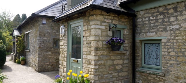 Cosy Stone Cottage - The Bungalow Perrotts Brook - Detached, parking, wifi. in Perrotts Brook Cirencester
