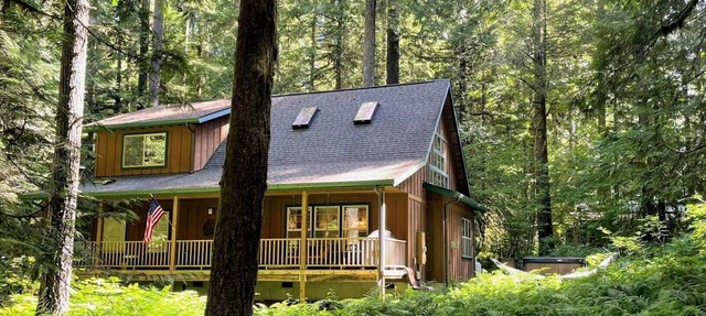 Cozy Cascade Cabin. Relaxing Hot Tub, Spacious and Creek Nearby in Rhododendron