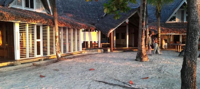 eEnjoy your relaxing vacation right on the beach at hotel Belvedere "la Villa" in Hell-Ville