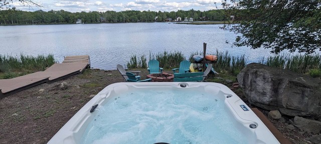 Enjoyyourstay Lakefront, Gorgeous Views Hot Tub Firepit AC Kayaks Paddle board in Tobyhanna