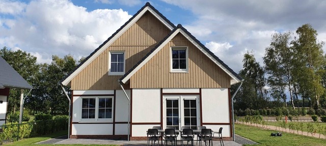 Family villa with 6 bedrooms, 2 bathrooms and a garden in Susteren