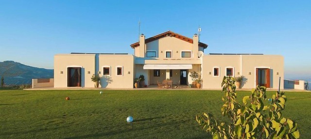First class villa with pool in Choudetsi