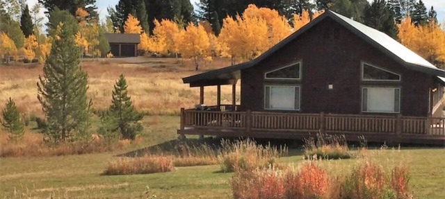 Fox Den Lodge: 3-bedroom lodge style retreat, just 7 minutes from Yellowstone. SAUNA in West Yellowstone