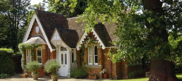 Gorgeous Country Cottage, beside Windsor Great Park & overlooking Windsor Castle in Old Windsor