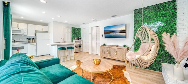 Guesthouse with Fenced Yard- Palm Wave Says in west palm beach