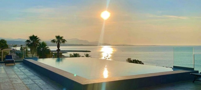 Haven of peace with infinity pool overlooking the sea in Villeneuve-Loubet