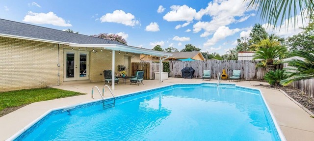 Heated Pool, Game Room, Everything Packed for You in Pensacola