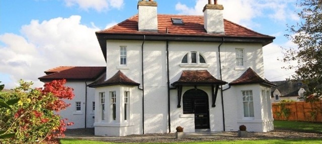 Hot tub, beautifully restored Manse. Fantastic midweek rates available. in Stanley