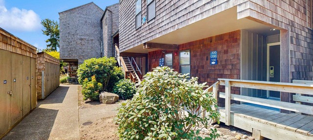 Ideal getaway on the water with private balcony, cozy layout, and free WiFi in Newport