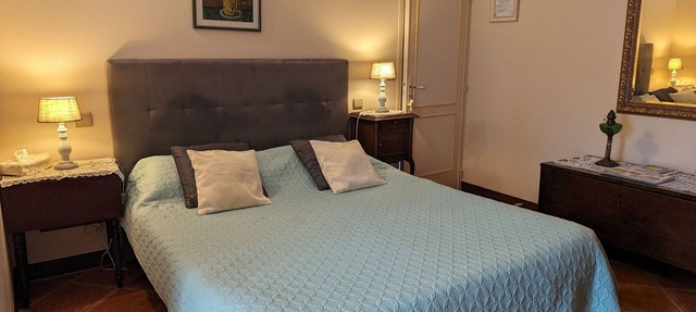 Jasmin Room with pool and parking in the heart of the Loire Valley in Tavers