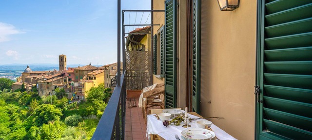 La Volata - Panoramic Apartment in the Medieval Heart of Massa e Cozzile in Massa