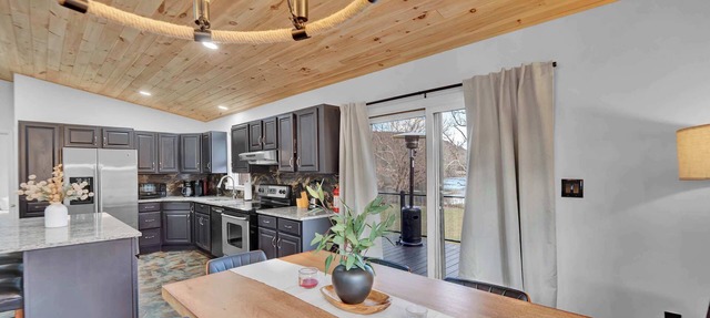 LakeFront Pocono Cabin | Massive Yard & Hot Tub in White Haven