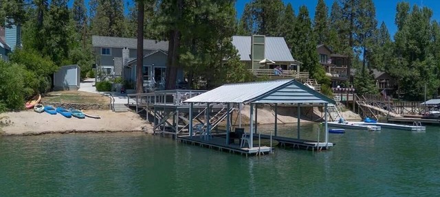 Lakefront Yosemite vacation home at Bass Lake in Bass Lake