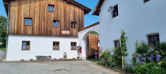 Large four-sided farmhouse for 10 people. - Western charm - Fireplace - Pure nature in Aidenbach