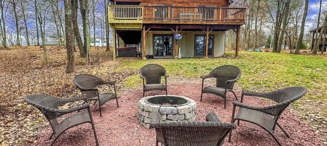 Log Cabin POCONO, PRIVATE, FREE WIFI HOT TUB POOL TABLE , FREE TESLA EV CHARGER in Freeland