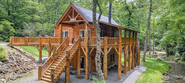 LOG HOME - NEXT TO CREEK/FIREPLACE/HOT TUB/HIKING TRAILS/PET FRIENDLY in Black Mountain