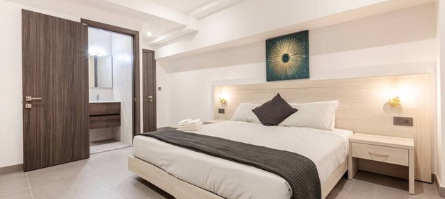 Lovely modern large spacious home with 7 BR + WIFI in L-Imsida