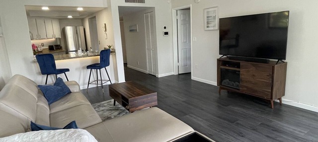 Lux King Bed Suite, Modern Condo Delray Beach. DRClub - 40% Off October ONLY in Delray Beach