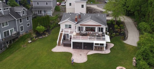 Luxury Waterfront Retreat - Hot tub & Game Room in Rochester