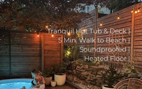 Mid-Island Getaway - Sunken Hot Tub & Deck - Close to Beach - Modern in Nanaimo