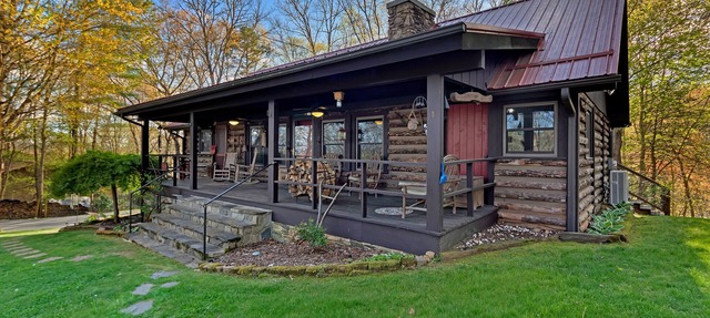 Mine Mountain Cabin, convenient location! Rustic Log Cabin in Pisgah Forest