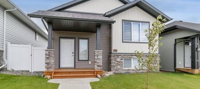 Modern 4 Bedroom House for 8 Guests in Red Deer ~ Games Room, Fire Pit, A/C, BBQ in Red Deer