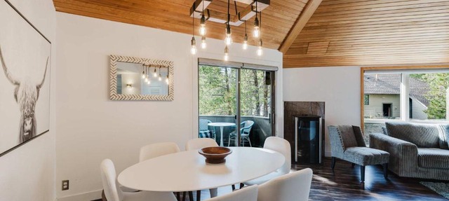Multi-level home with private hot tub decks and SHARC passes provided in Sunriver