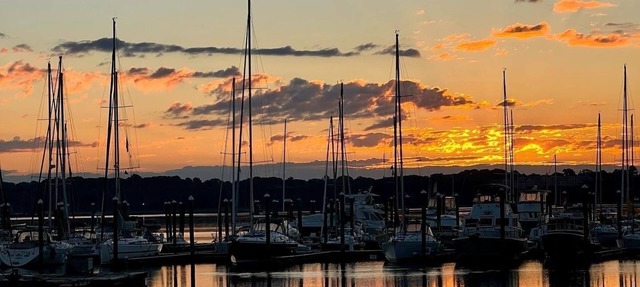 Nautical, romantic suite w/deck overlooking Warwick Neck Cove, pet-friendly! in Warwick