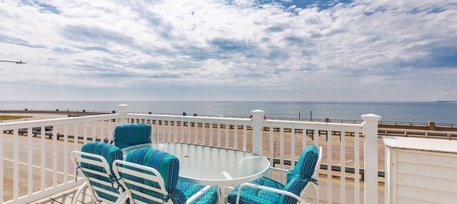 Oceanfront Apartment w/2 Bedroom + den & pool access in Hampton
