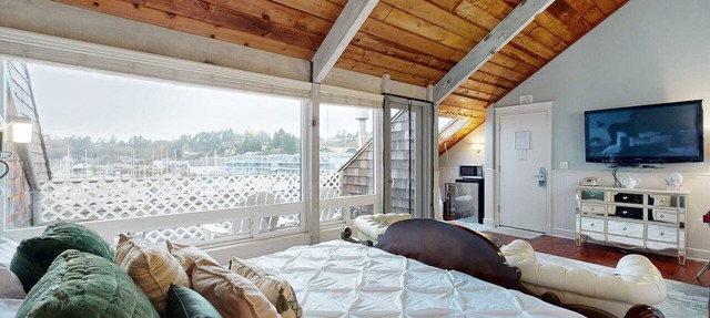 Oceanfront studio - harbor views, shared sauna & dog-friendly in Newport