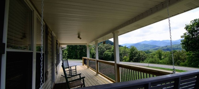Panoramic Mountain Views - The Farmhouse at CreekStone in Candler